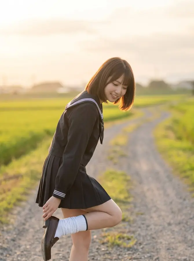 乡间小路上低头看鞋的女孩