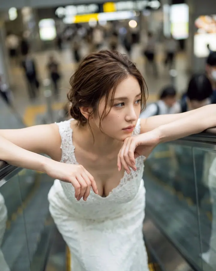 大阪车站扶梯上的梦幻新娘