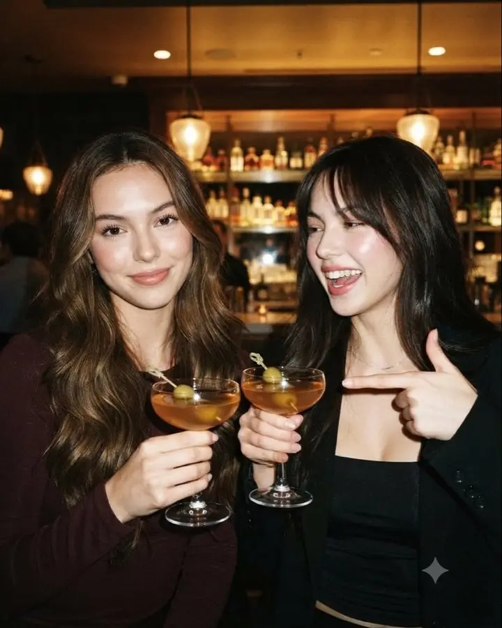 两位女性在酒吧的抓拍场景提示词